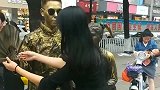 女孩在大街上抢小铜人的扇子，结局太搞笑了，肯定惊吓到她了讶！
