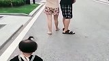 甜蜜的小夫妻，还有一个拎包的小家伙，样子特别萌！