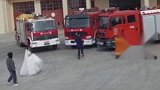 近日，青岛一地消防员正在拍婚纱照，突然警铃响起，丈夫转身冲回车里集合 消防员