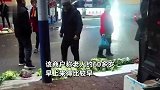 摊贩三轮车内烧炭取暖中毒身亡，商户：发现时已趴在火盆上，车旁摆着欲售卖的蔬菜