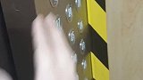 3人被困电梯中20多分钟，多次按紧急按钮无人回应