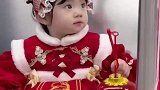 偶遇年画宝宝一枚，身穿小红裙手拿小灯笼