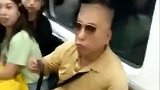 长沙地铁上一老头强行抢座 挥伞威胁女乘客：我打死你