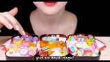 小姐姐面前有好多精致的小糖果，随便吃一颗都感觉有趣又甜蜜