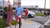 男子伪装成树人恐吓路人，路人纷纷被吓一跳