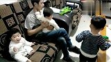 两岁的宝宝终于被爸爸教训了，欺负他的小情人，妈妈也救不了你