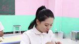 老师让学生比赛吃辣条，女同学得了第一后被奖励打扫卫生