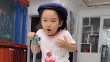 5岁小女孩古灵精怪，对口型模仿十分到位，长大不当演员都可惜了