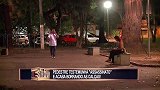 国外搞笑　砰的一声响，打电话男突然倒地，路人被吓得尖叫赶紧逃