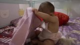 看似玩的很开心的桐宝，下一秒钟东西丢掉就开始哭真是好萌哦