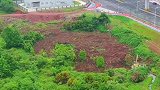 重庆最牛地铁站，出来就是一片荒地山坡，没有任何建筑，这就中国