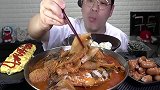 小伙吃辣白菜焖鱼，配着大米饭，大口吃的真香，吃相诱人