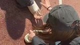 参加运动会千万别穿拖鞋，身体受罪