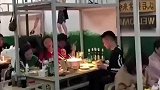 你以为这班级上课呢？这是班级主题式的餐馆，太有创意啦