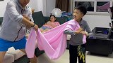 和老爸一起拉妈妈起床！