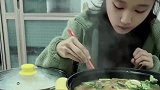 刚开始以为小姐姐是谦谦君子，哪知道她盯上了旁边的肉