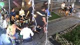 “大学生”路边推销笔失败,怒将垃圾桶扔向餐桌,下秒转身就跑