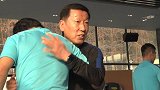 新年第一练 崔康熙与球员热情相拥