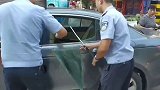 两岁幼童误触反锁按钮被锁车内 父母紧急报警，民警破窗救人