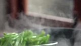 一个小技巧就能做出翠绿嫩脆的酸辣空心菜梗