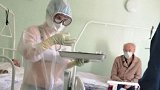 俄罗斯一护士明防护服内穿比基尼工作 主管部门：已处分并批评