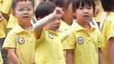 4月22日（发布）广东，幼儿园小朋友听到国歌，眼神坚定 紧握拳头 动作刚劲有力，网友：这就是中国人刻在骨子里的爱国情怀！
