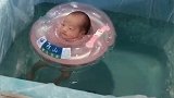 胖乎乎的小宝宝学游泳，没想到在水里一动不动，表情姿势太搞笑了
