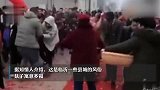 新娘走红毯头顶被扣两盆麸子，知情人：地方习俗，一般不会生气