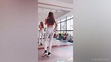 大长腿妹子健身房跳甩臀舞 粉白紧身裤勾勒完美身材