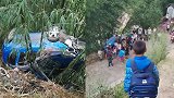 四川一小车翻下山坡致4伤：均为乡村老师，从村回城路上发生事故
