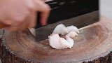 100买了8斤猪板油，吃一顿酸菜油脂了包子，大口吃真过瘾