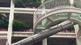 一写字楼安装11个滑梯，从顶楼到一楼