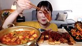韩国圆脸孝宁吃辣乎乎的辣酱汤，猪排拌桔梗！
