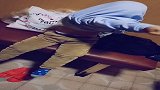 孩子这衣服脱得有点奇怪
