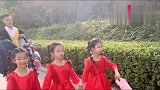 看看三胞胎女儿和爸爸出门的下场，这就是非要生女儿的场面，厉害