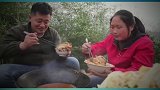 胖妹夫妻俩抱着一个鱼头开啃，汤鲜味美，剩下的汤用来涮菜，过瘾