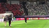 直击-守门员热身开始 恒大球迷高呼刘殿座