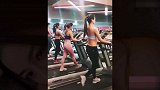 健身房的跑步机上全是身材苗条的女孩 别说了！快报名吧