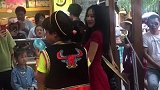 美女和小伙子跳舞，小伙子跳害羞了