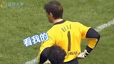 门将点球破门庆祝，不料下一秒被对方超远吊射绝杀