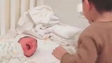 二胎生了一个妹妹，兄妹俩第一次见面，哥哥的反应太可爱了
