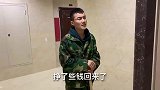 丈夫打工成亿万富翁，装瘸子回家被岳母和妻子合伙扔到粪堆，解气