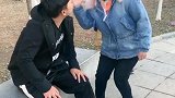 小子，你干嘛拍我的屁股？
