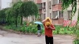 宝宝：我太难了，不光要做爸爸小棉袄，关键时刻还得给他当雨被！