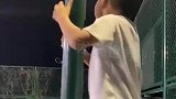 爸爸和朋友一起打球，儿子在旁边拆台！