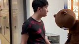 小伙乱扔垃圾，网红熊叫他捡来扔垃圾桶里，太有公德心了