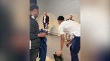礼尚往来!字母哥与球迷互送礼物 画面很温馨