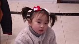 小女孩的发型被妈妈嘲笑了，大金毛生气了，要帮她撑腰！