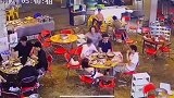 老公帮着别人打老婆，不料被反杀