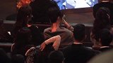 杨幂和杨紫台下互动超可爱，随手丢掉羽毛垃圾惹争议